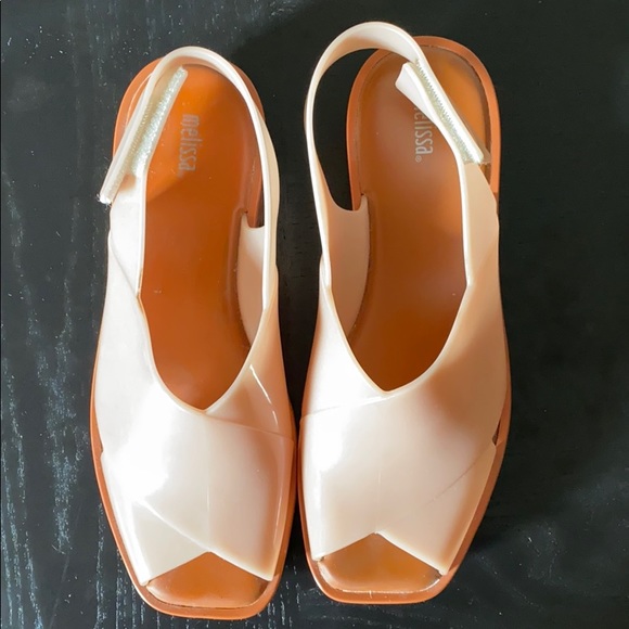 Melissa Salmón and Brown Sandals - Picture 3 of 3